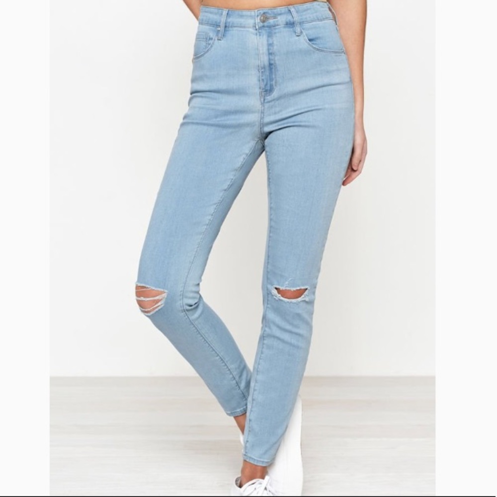 Light washed knee ripped jeans